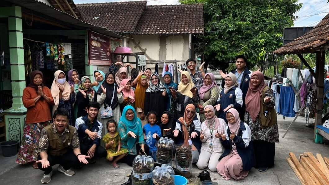 Foto Bersama Mahasiswa KKN-T Tim 133 Undip Srimulyo bersama Ibu-Ibu Dusun Onggopatran setelah praktik membuat Komposter Tumpang Galon, Minggu (29/6). (Dokumentasi  Pribadi)