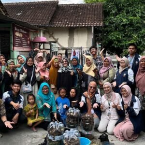 Foto Bersama Mahasiswa KKN-T Tim 133 Undip Srimulyo bersama Ibu-Ibu Dusun Onggopatran setelah praktik membuat Komposter Tumpang Galon, Minggu (29/6). (Dokumentasi  Pribadi)