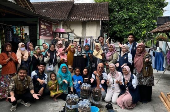 Foto Bersama Mahasiswa KKN-T Tim 133 Undip Srimulyo bersama Ibu-Ibu Dusun Onggopatran setelah praktik membuat Komposter Tumpang Galon, Minggu (29/6). (Dokumentasi  Pribadi)