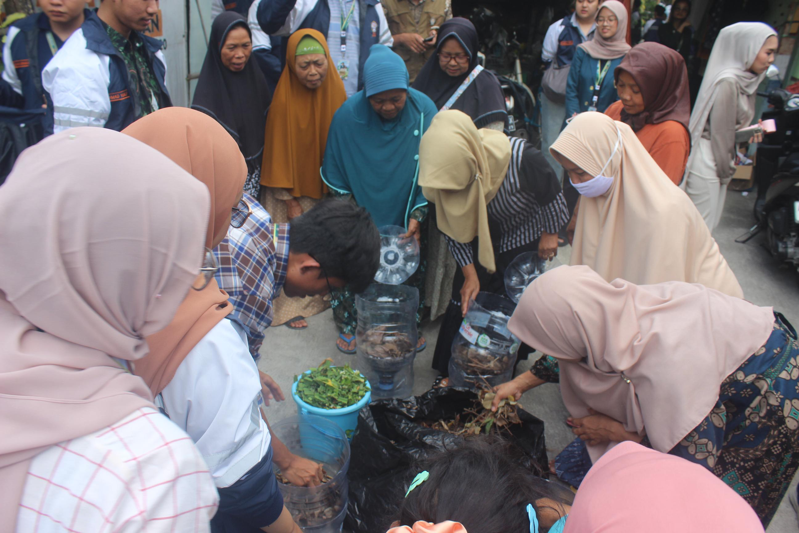 Ibu-Ibu Dusun Onggopatran Mempraktikkan Pembuatan Komposter Ekonomis