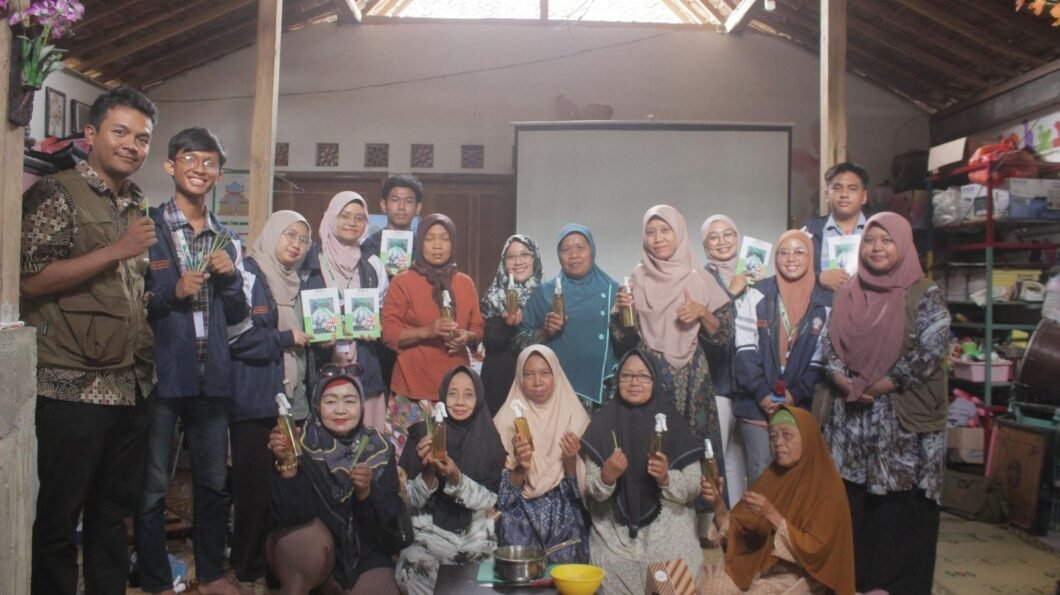 Mahasiswa KKN-T Tim 133 bersama warga Dusun Onggopatran menunjukkan hasil produk desinfektan alami berbahan dasar serai (sumber: dokumentasi pribadi)