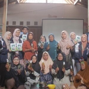 Mahasiswa KKN-T Tim 133 bersama warga Dusun Onggopatran menunjukkan hasil produk desinfektan alami berbahan dasar serai (sumber: dokumentasi pribadi)