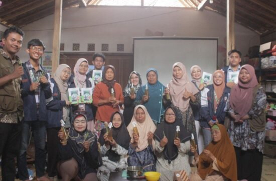 Mahasiswa KKN-T Tim 133 bersama warga Dusun Onggopatran menunjukkan hasil produk desinfektan alami berbahan dasar serai (sumber: dokumentasi pribadi)