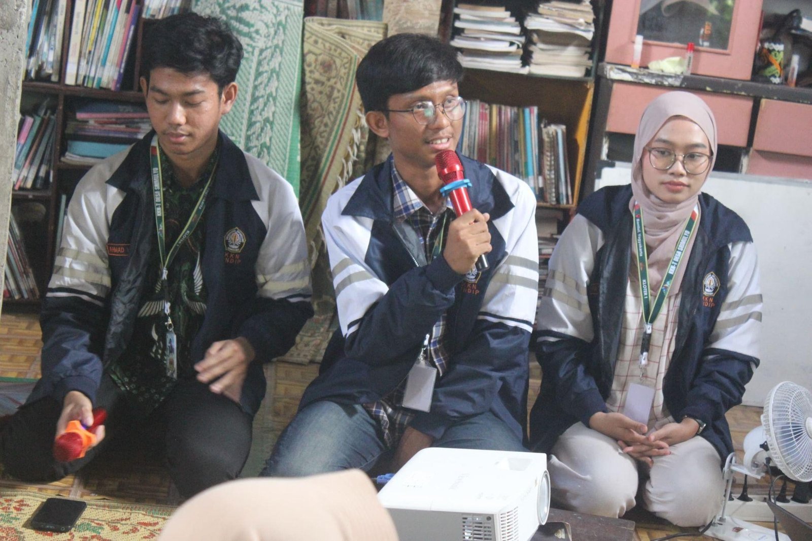 Ahmad Setiaji, Fauzan Haidar, dan Fathma Candra memberikan edukasi terkait pemberdayaan peternak kepada anggota KWT “OASIS” ditinjau dari tiga rumpun keilmuan yang berbeda (sumber: dokumentasi pribadi).