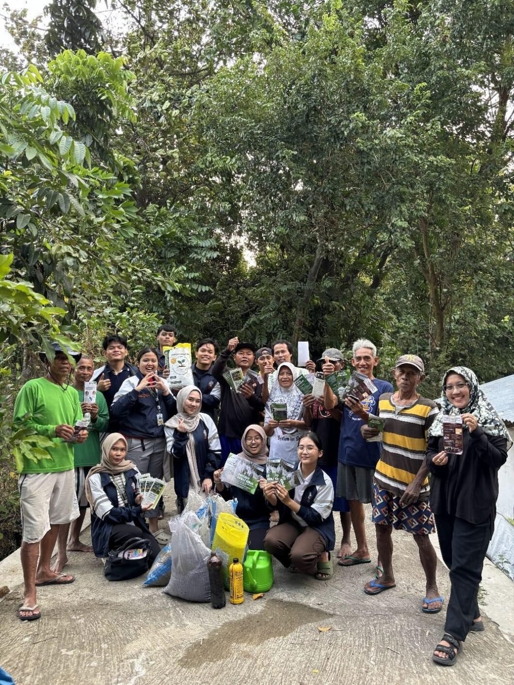 Foto Bersama dilakukan dengan Ibu Dukuh (paling kanan) serta para pemilik kendang kambing RT 04 seusai melakukan program Multidisiplin 1 oleh kelompok 1