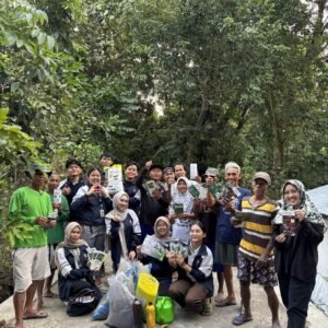 Foto Bersama dilakukan dengan Ibu Dukuh (paling kanan) serta para pemilik kendang kambing RT 04 seusai melakukan program Multidisiplin 1 oleh kelompok 1