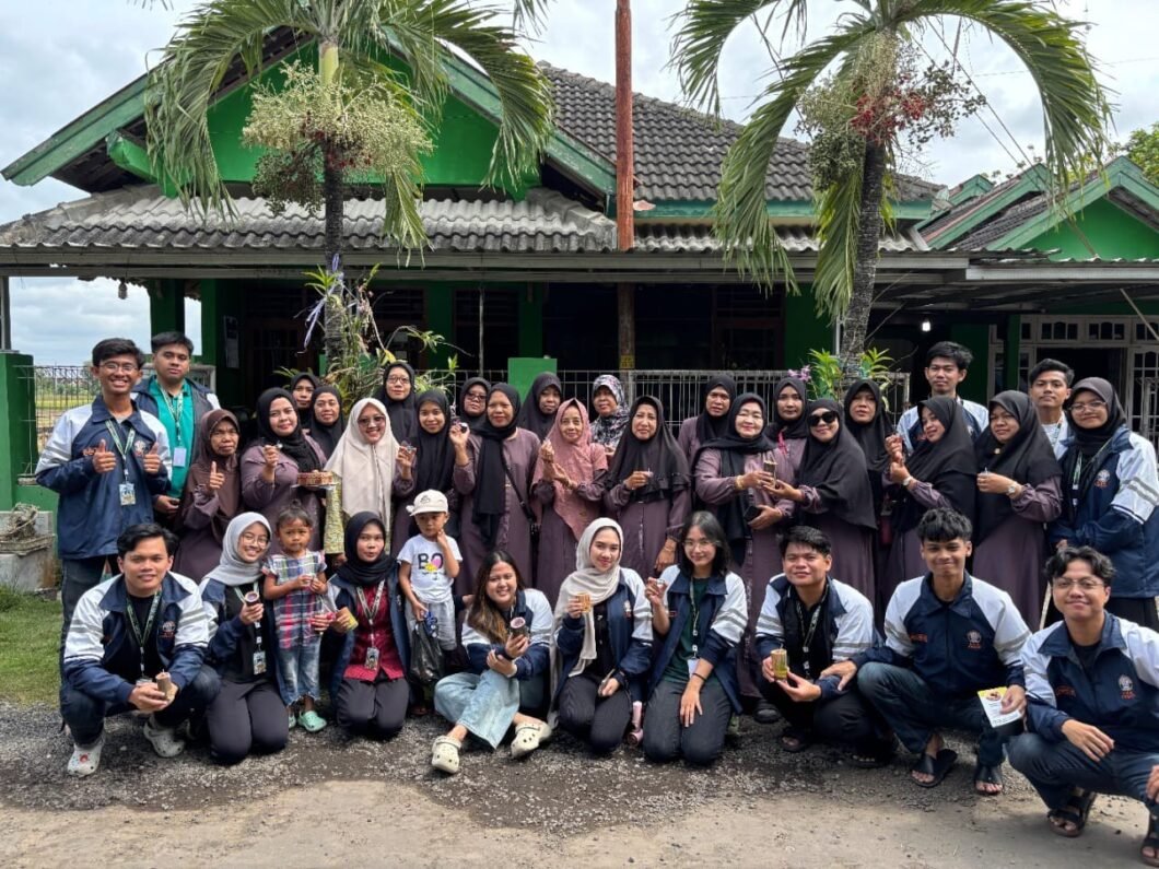 Foto bersama dengan ibu-ibu RT 01 Dusun Onggopatran setelah selesai melakukan kegiatan penyuluhan (sumber: dokumentasi pribadi)