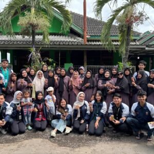 Foto bersama dengan ibu-ibu RT 01 Dusun Onggopatran setelah selesai melakukan kegiatan penyuluhan (sumber: dokumentasi pribadi)