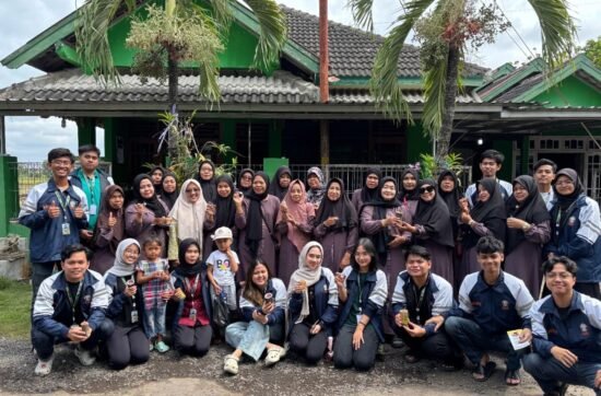 Foto bersama dengan ibu-ibu RT 01 Dusun Onggopatran setelah selesai melakukan kegiatan penyuluhan (sumber: dokumentasi pribadi)