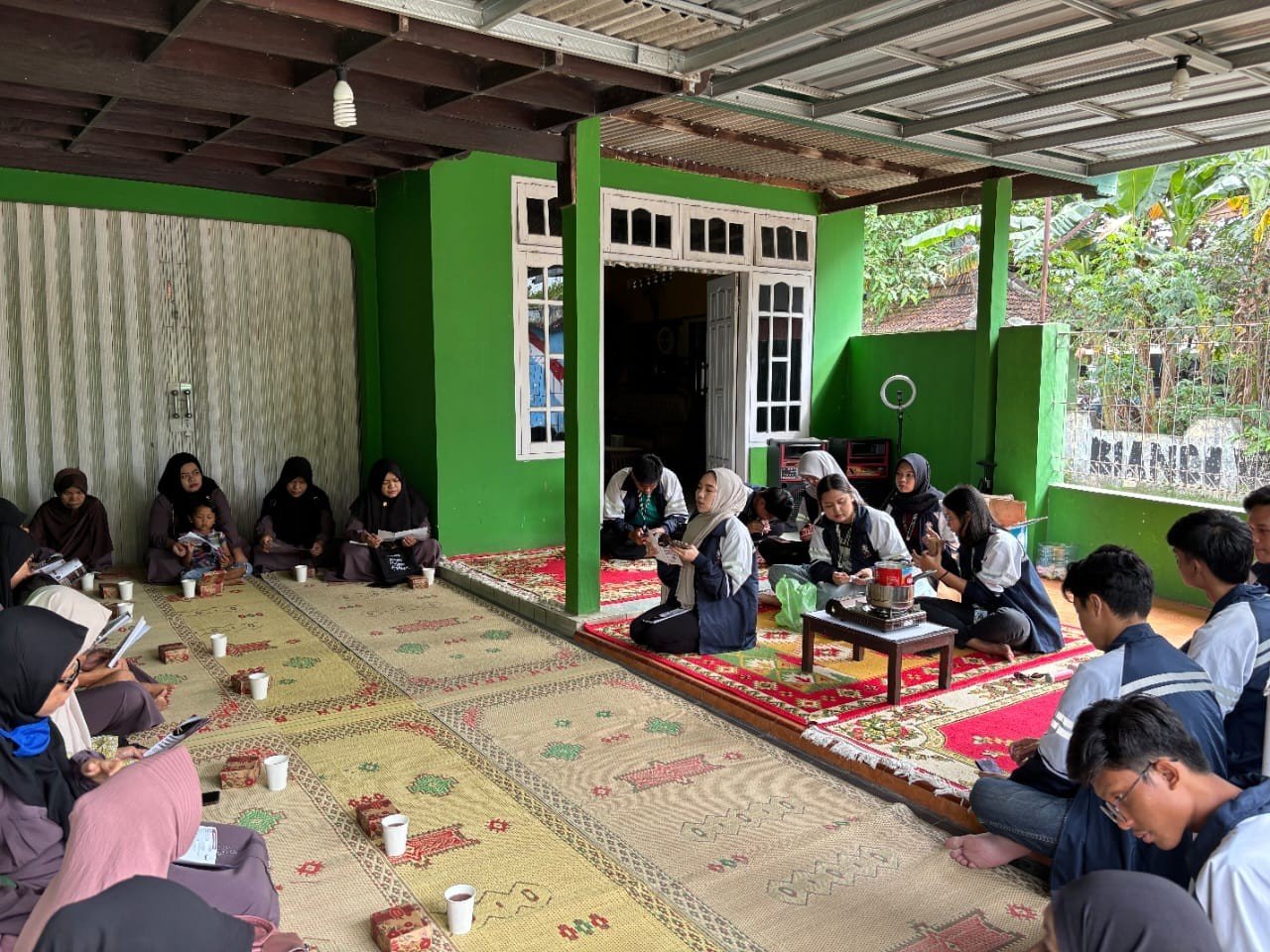 Proses penyampaian materi oleh anggota kelompok 1 kloter 1 KKN-T 133 UNDIP Semarang dengan target kegiatan ibu-ibu RT 01 Dusun Onggopatran (Sumber: dokumentasi pribadi)