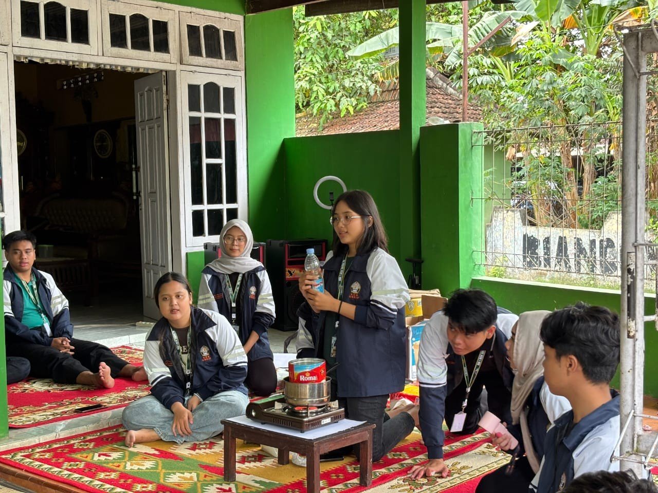 Proses pembuatan lilin aromaterapi berbahan dasar minyak jelantah oleh kelompok 1 kloter 1 KKN-T 133 UNDIP Semarang dengan target kegiatan ibu-ibu RT 01 Dusun Onggopatran (Sumber: dokumentasi pribadi)