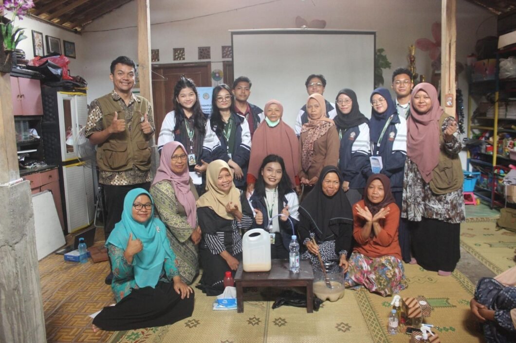 Mahasiswa KKN-T Undip Kelompok 3 bersama anggota KWT OASIS menunjukkan produk Mikroorganisme Lokal (MOL) dari nasi sisa yang berhasil dibuat dalam kegiatan pemberdayaan masyarakat di Dusun Onggopatran, Bantul.