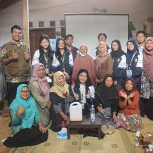 Mahasiswa KKN-T Undip Kelompok 3 bersama anggota KWT OASIS menunjukkan produk Mikroorganisme Lokal (MOL) dari nasi sisa yang berhasil dibuat dalam kegiatan pemberdayaan masyarakat di Dusun Onggopatran, Bantul.