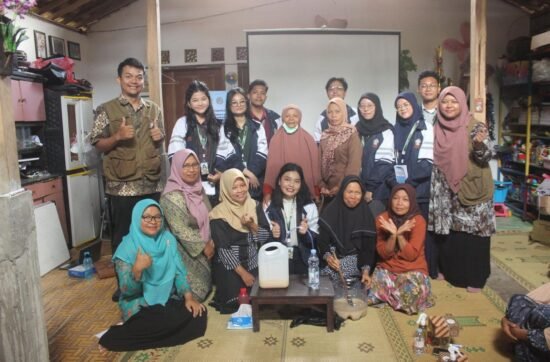 Mahasiswa KKN-T Undip Kelompok 3 bersama anggota KWT OASIS menunjukkan produk Mikroorganisme Lokal (MOL) dari nasi sisa yang berhasil dibuat dalam kegiatan pemberdayaan masyarakat di Dusun Onggopatran, Bantul.