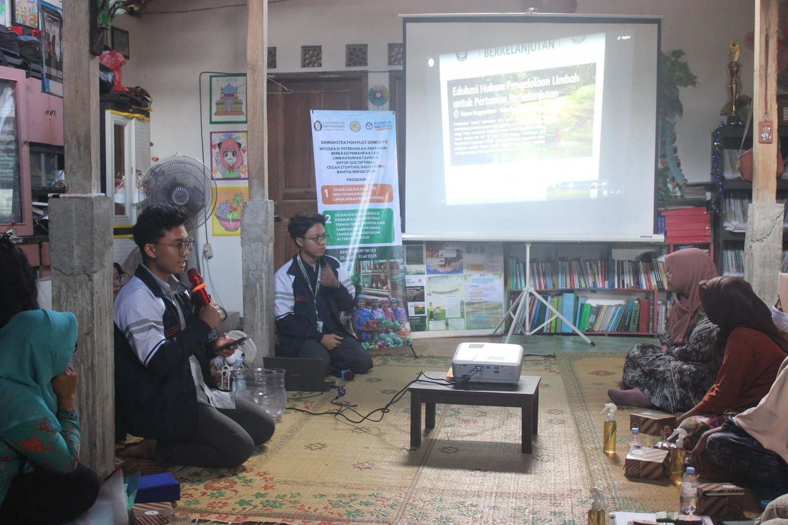 Mahasiswa KKN-T Undip memberikan edukasi multidisiplin mengenai pengelolaan limbah, kesehatan lingkungan, dan potensi ekonomi dari MOL kepada warga Dusun Onggopatran.