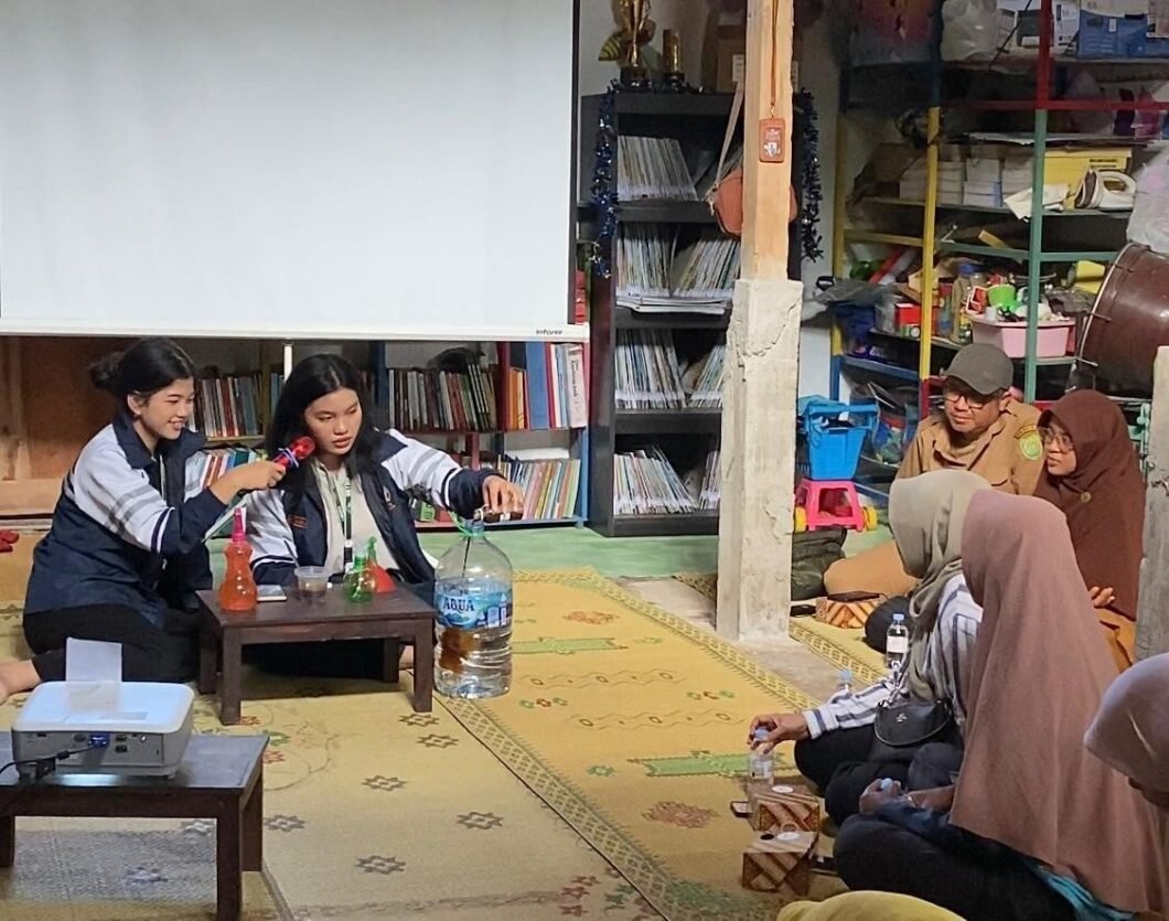 Sesi demonstrasi pembuatan spray alami menggunakan EM4 dan gula merah oleh tim KKN-T 133 Universitas Diponegoro di hadapan anggota KWT “OASIS” (sumber: dokumentasi pribadi)