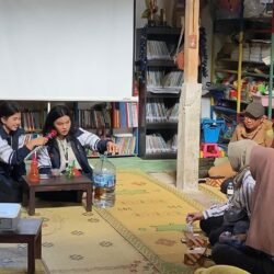 Sesi demonstrasi pembuatan spray alami menggunakan EM4 dan gula merah oleh tim KKN-T 133 Universitas Diponegoro di hadapan anggota KWT “OASIS” (sumber: dokumentasi pribadi)