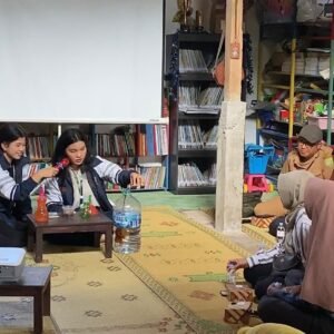 Sesi demonstrasi pembuatan spray alami menggunakan EM4 dan gula merah oleh tim KKN-T 133 Universitas Diponegoro di hadapan anggota KWT “OASIS” (sumber: dokumentasi pribadi)