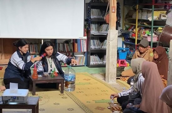 Sesi demonstrasi pembuatan spray alami menggunakan EM4 dan gula merah oleh tim KKN-T 133 Universitas Diponegoro di hadapan anggota KWT “OASIS” (sumber: dokumentasi pribadi)