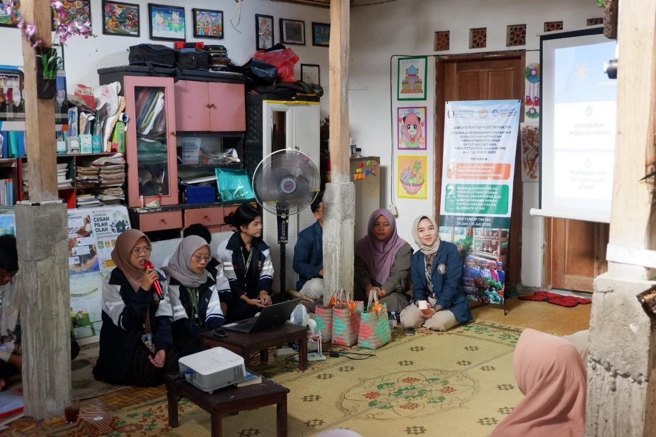Marshella Vana Ardiyanti memaparkan strategi pemasaran produk spray alami kepada anggota KWT “OASIS” sebagai bagian dari edukasi pemberdayaan peternak desa (sumber: dokumentasi pribadi)