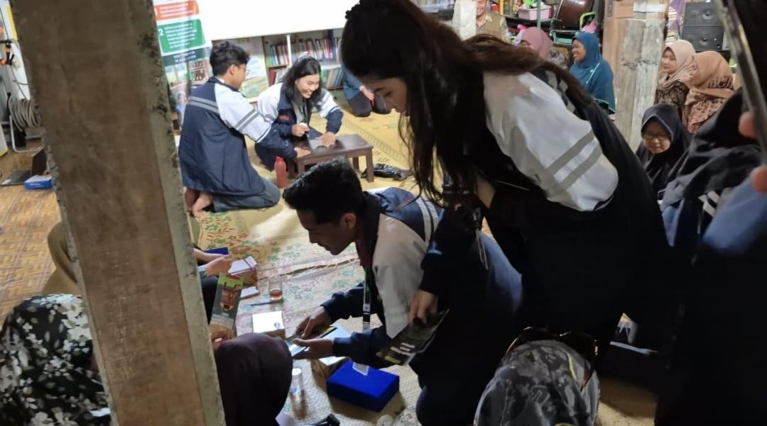 Mahasiswa KKN-T 133 Universitas Diponegoro aktif mendampingi warga Srimulyo dalam sesi pembagian dan penjelasan isi leaflet edukatif seputar inovasi peternakan ramah lingkungan (sumber: dokumentasi pribadi) Mahasiswa KKN-T 133 Universitas Diponegoro aktif mendampingi warga Srimulyo dalam sesi pembagian dan penjelasan isi leaflet edukatif seputar inovasi peternakan ramah lingkungan (sumber: dokumentasi pribadi)