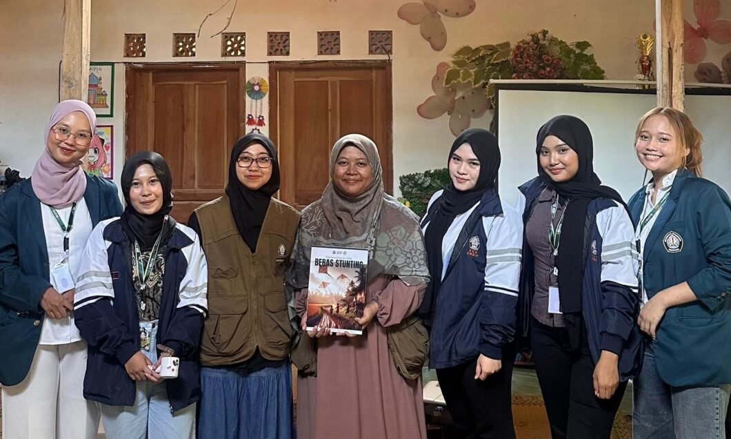 Mahasiswa KKN-T Tim 133 Universitas Diponegoro Melakukan Kolaborasi Lintas Disiplin untuk Pembuatan Booklet Edukasi Pencegahan Stunting.