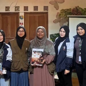 Mahasiswa KKN-T Tim 133 Universitas Diponegoro Melakukan Kolaborasi Lintas Disiplin untuk Pembuatan Booklet Edukasi Pencegahan Stunting.