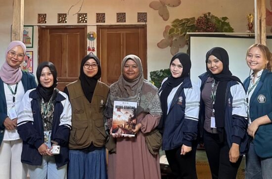 Mahasiswa KKN-T Tim 133 Universitas Diponegoro Melakukan Kolaborasi Lintas Disiplin untuk Pembuatan Booklet Edukasi Pencegahan Stunting.