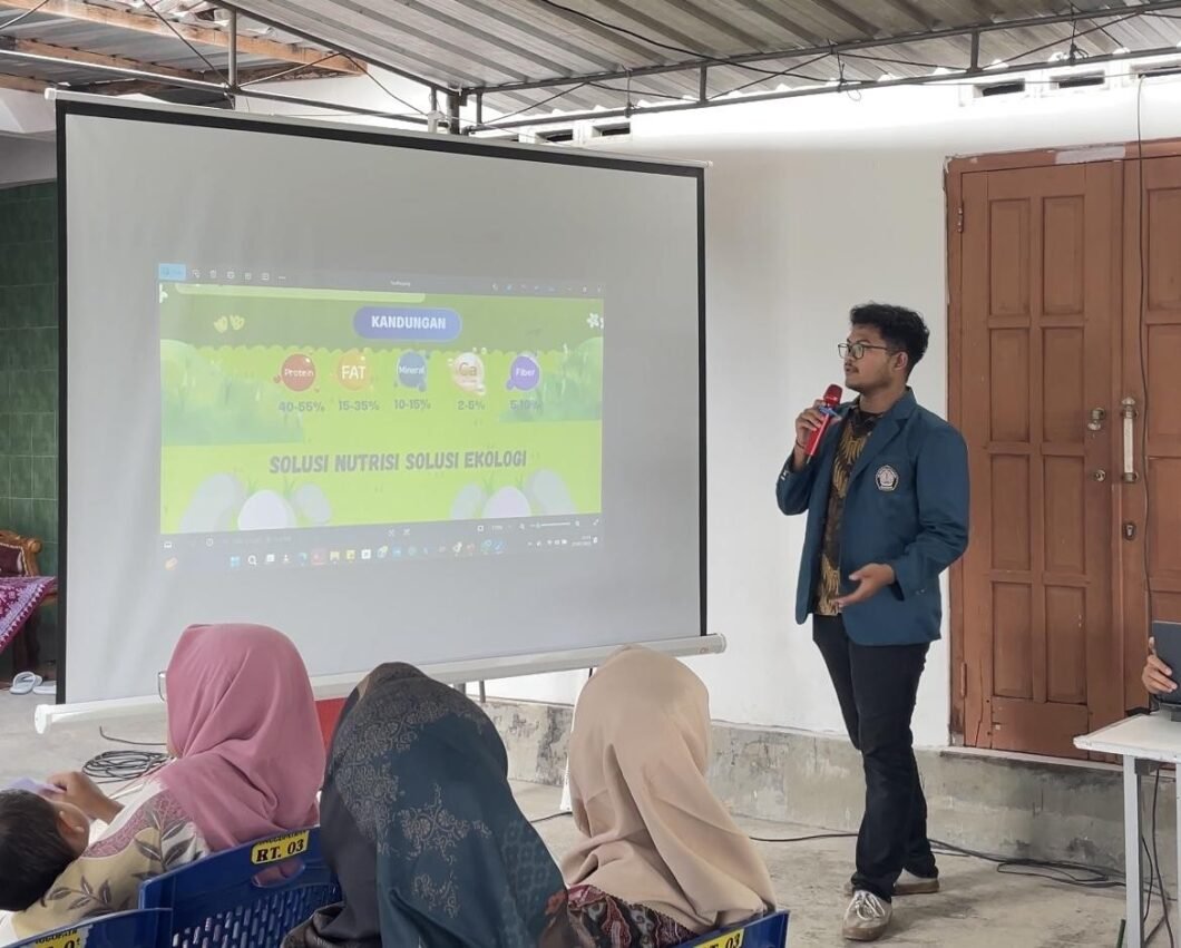 Mahasiswa KKN-T UNDIP Tim 133, Syafiqur Rahman menjelaskan mengenai “Pemanfaatan Tepung Maggot (larva lalat BSF) sebagai Pakan Ternak”. (Sumber: Dokumentasi Pribadi)