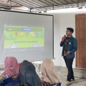 Mahasiswa KKN-T UNDIP Tim 133, Syafiqur Rahman menjelaskan mengenai “Pemanfaatan Tepung Maggot (larva lalat BSF) sebagai Pakan Ternak”. (Sumber: Dokumentasi Pribadi)