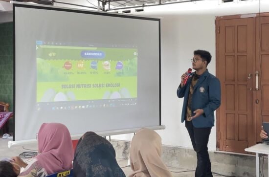 Mahasiswa KKN-T UNDIP Tim 133, Syafiqur Rahman menjelaskan mengenai “Pemanfaatan Tepung Maggot (larva lalat BSF) sebagai Pakan Ternak”. (Sumber: Dokumentasi Pribadi)