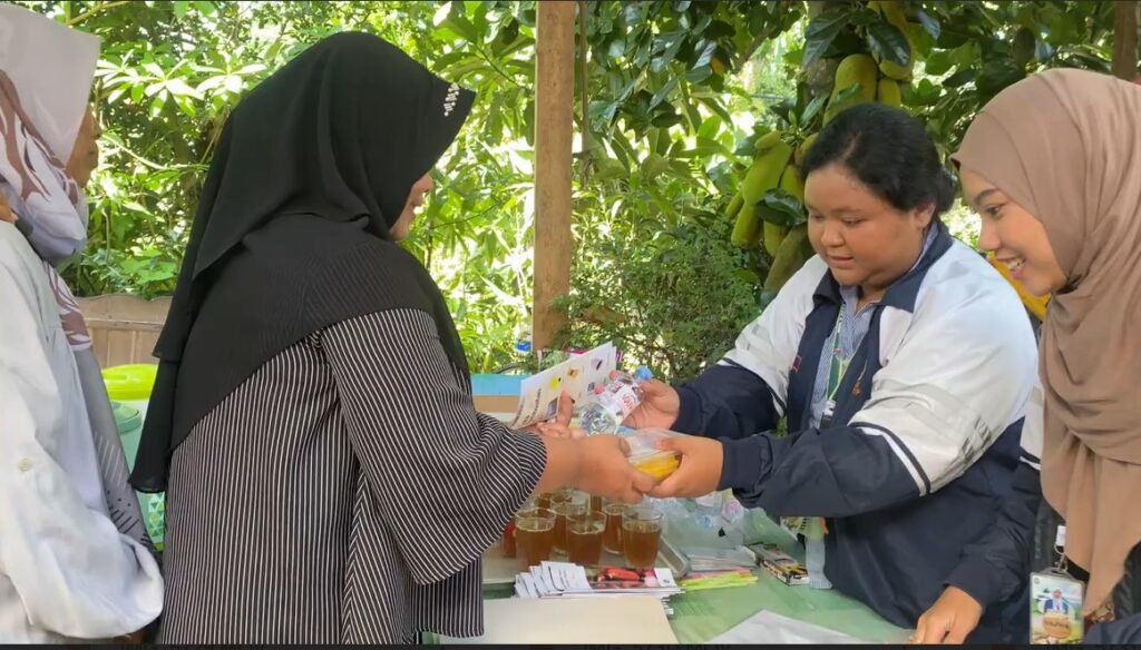Mahasiswa KKN-T Tim 133 Universitas Diponegoro, Talita Sifera Ivonilakandi, membagikan paket benih tanaman sayur pada ibu rumah tangga di Dusun Onggopatran