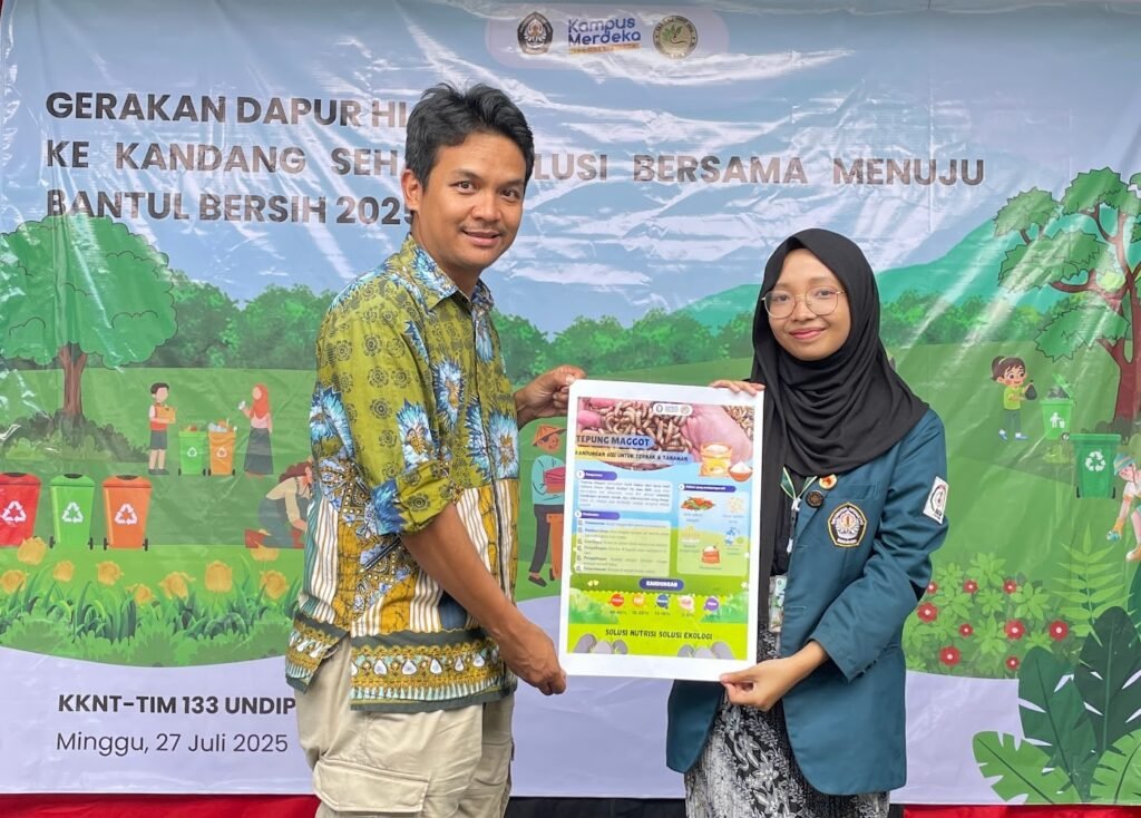 Mahasiswi KKN-T UNDIP Tim 133, Arija Qoshasi, tengah berfoto bersama DPL (Bapak Ardana) untuk memberikan poster tepung Maggot buat pakan ternak (Sumber: Dokumentasi Pribadi).