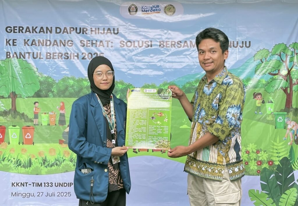 Penyerahan poster berjudul 'Pengendalian Sampah Organik Rumah Tangga dengan Maggot: Upaya Mengurangi Habitat Tikus dan Risiko Leptospirosis' disusun oleh Alia Rahma Az-Zahra kepada DPL KKN-T Pak Ardana Kusumawanto, S.Ant., M.A. (Sumber: Dokumentasi Pribadi)