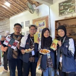 Mahasiswa KKN-T Tim 133 Saintek Kelompok 2 menunjukkan hasil produk dari demonstrasi masak berupa nugget sayur dan ekado yang diolah dari bahan ikan serta brosur penjelasan sosis daging merah dan muffin omelet sayur. (Sumber: Dokumentasi Pribadi).