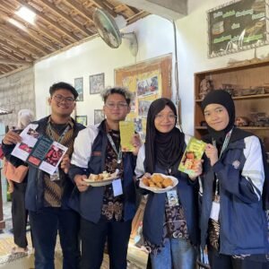 Mahasiswa KKN-T Tim 133 Saintek Kelompok 2 menunjukkan hasil produk dari demonstrasi masak berupa nugget sayur dan ekado yang diolah dari bahan ikan serta brosur penjelasan sosis daging merah dan muffin omelet sayur. (Sumber: Dokumentasi Pribadi).