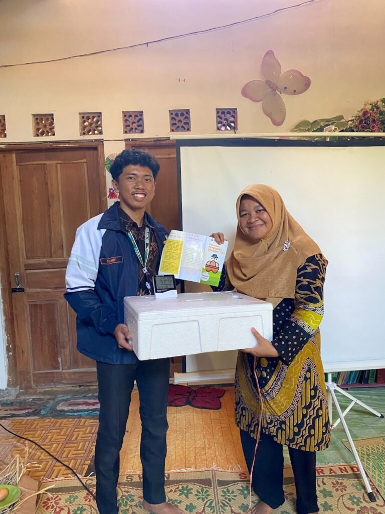 Mahasiswa KKN-T Tim 133 Universitas Diponegoro, Ahmad Fachri Ash-Shiddiqi Menciptakan Alat Inkubator Telur Sederhana sebagai Solusi Mendukung Pemenuhan Gizi Keluarga.